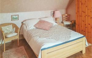 Maisons de vacances 2 Bedroom Nice Home In Plonevez Porzay : photos des chambres