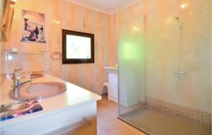 Maisons de vacances Stunning Home In Laudun L Ardoise : photos des chambres