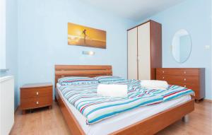 Beautiful Apartment In Kornic With Kitchen 