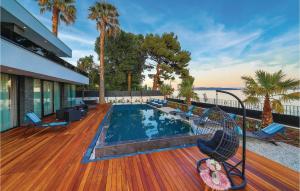 Gorgeous Home In Kastel Stari With Jacuzzi 