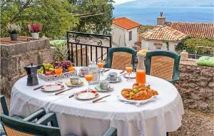 Three-Bedroom Holiday Home In Dragozetici - Porozina