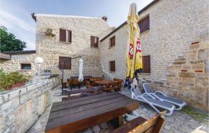 1 Bedroom Stunning Apartment In Vir 