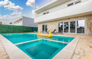 4 Bedroom Beautiful Home In Jursici