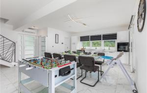 4 Bedroom Beautiful Home In Jursici