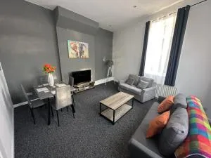 Large ground floor apartment - South Shields - 3 Minutes from South Tyneside Hospital, 8 Minutes from Beach - Jarrow