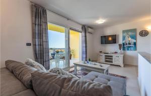 Stunning Apartment In Liznjan With Wifi