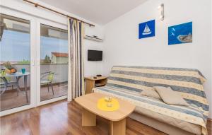 Gorgeous Apartment In Mandre With Kitchen 