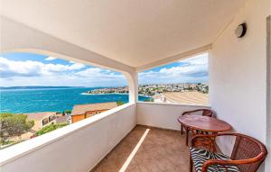 Gorgeous Apartment In Okrug Gornji