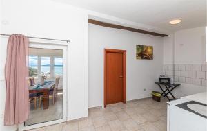 Beautiful Apartment In Okrug Gornji