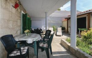 2 Bedroom Stunning Apartment In Kastel Kambelovac 