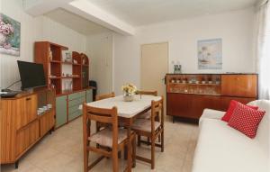 Two-Bedroom Apartment With Sea View In Kastel Kambelovac