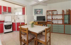 2 Bedroom Stunning Apartment In Kastel Kambelovac 