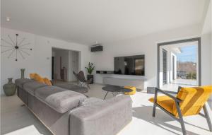 Lovely Home In Kamenmost 