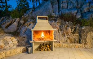 Lovely Home In Kamenmost 