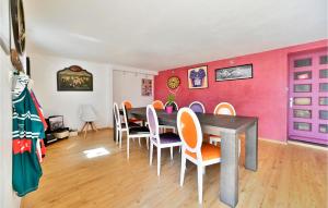 Maisons de vacances Beautiful Home In Valreas : photos des chambres