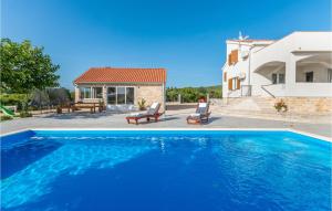 Three-Bedroom Holiday Home In Debeljak