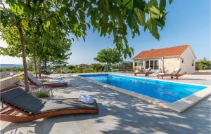 Three-Bedroom Holiday Home In Debeljak