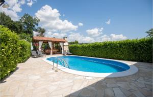 Two-Bedroom Holiday Home In Imotski