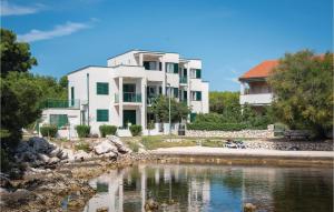 1 Bedroom Cozy Apartment In Grebastica 