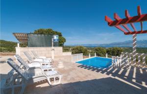 Three-Bedroom Holiday Home With Sea View In Praznica