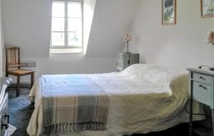 2 Bedroom Nice Apartment In Houdetot