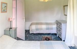 2 Bedroom Nice Apartment In Houdetot
