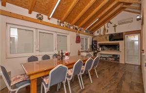 Cozy Home In Donji Vinjani With Wifi