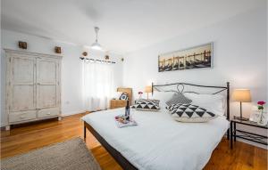 Stunning Home In Bicici With Sauna