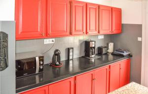 Cozy Home In Coutras With Kitchen