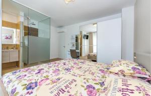 Four-Bedroom Holiday Home In Sibenik