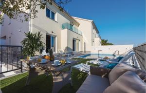 Four-Bedroom Holiday Home In Sibenik