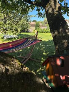 Maisonnette au calme, grand jardin privatif, accueil vélos et motos