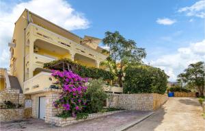 3 Bedroom Stunning Apartment In Kustici