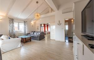 2 Bedroom Gorgeous Apartment In Zadar 