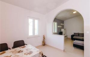 Two-Bedroom Apartment In Hodilje