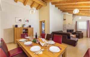 Nice Home In Rezanci With Wifi 