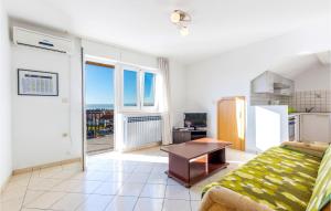 3 Bedroom Beautiful Apartment In Kastel Luksic 