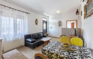 3 Bedroom Nice Apartment In Pula 