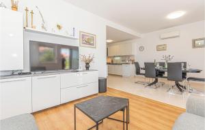 Beautiful Home In Kaocine With Kitchen