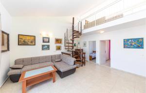 Beautiful Home In Okrug Donji With Wifi