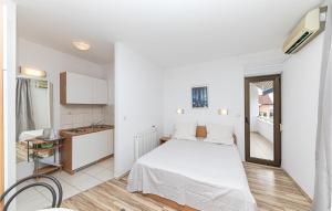 Lovely Apartment In Kastel Stafilic