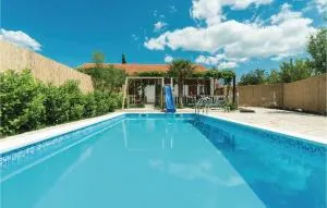 Two-Bedroom Holiday Home In Sibenik - Konjevrate
