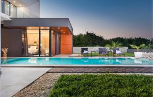Amazing Home In Liznjan With Sauna 