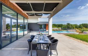 Amazing Home In Liznjan With Sauna