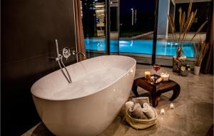 Amazing Home In Liznjan With Sauna 