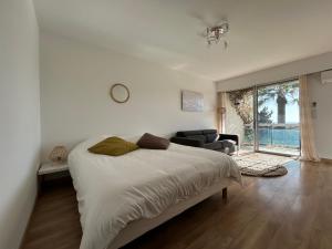 Sea view flat with car park boarder Cannes