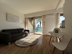 Sea view flat with car park boarder Cannes