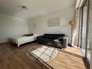 Sea view flat with car park boarder Cannes