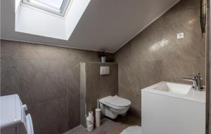 Beautiful Apartment In Povile With Wifi