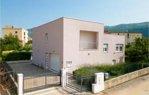 Stunning Home In Dugopolje